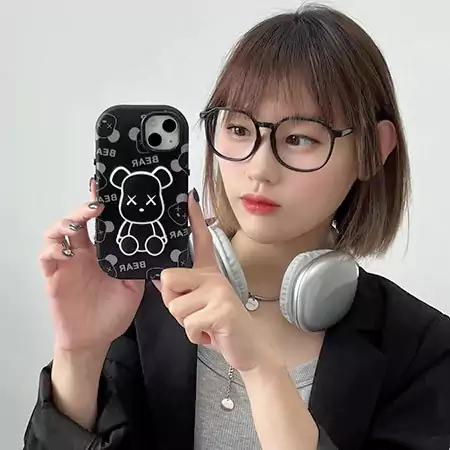 黒と白の3D暴力的なクマのiPhone 16シリコンケース