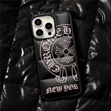 クロームハーツ iPhone17/17ProMax ダウンジャケット風キルティングレザーブラックケース。chrome hearts Galaxy S26/S26Ultra おしゃれブランド携帯ケース 男女兼用。iPhone16/15/14 pro 最強耐衝撃スマホケース。流行り・耐衝撃・防水。かわいい・格安。おすすめiPhone17ケース / 17プロプラスケース