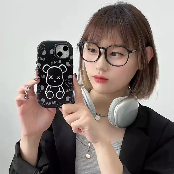 黒と白の3D暴力的なクマのiPhone 16シリコンケース
