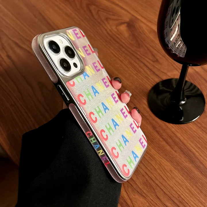 ピンクの輝くココ・シャネルのロゴが特徴のシャネルiPhone 16Pro/16スマートフォンケース