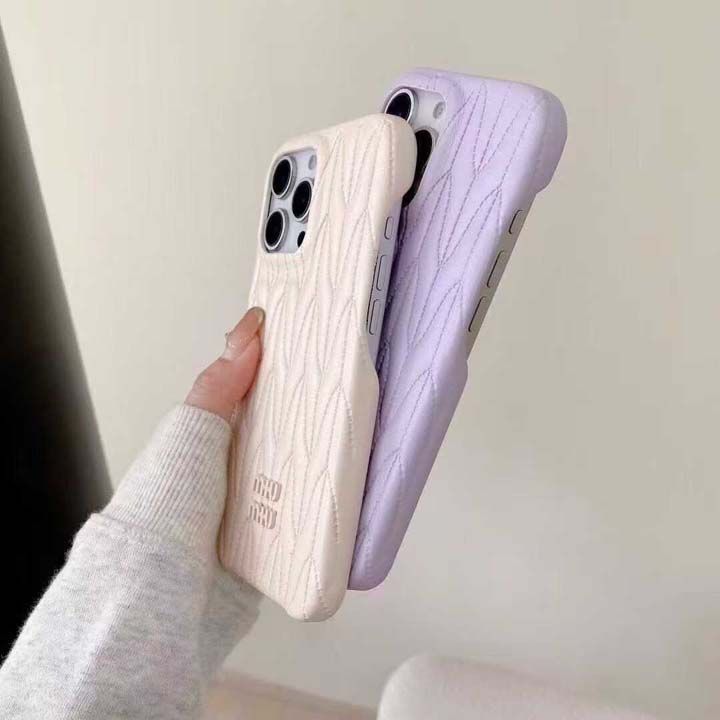 ミュウミュウ風安いメンズ黄ばみ防止iphone16promaxケースブランドmiumiuスマホケース