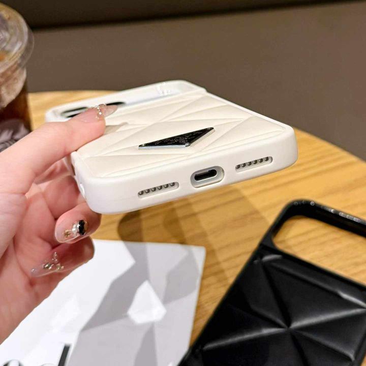 プラダ風おすすめ芸能人高品質iphone15ケースブランドPradaスマホケース