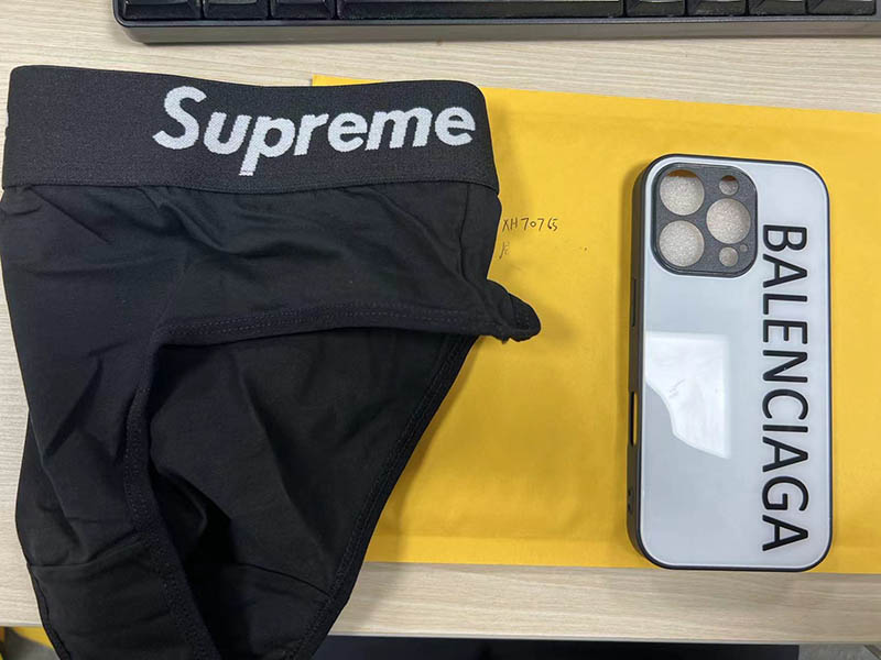 iPhone16Pro ケース バレンシアガ、Supreme パンツ無料プレゼント付き