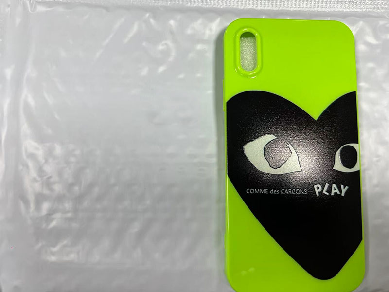  コムデギャルソン iPhone XS 携帯 ケース ブランド 蛍光グリーン光沢 黒 PLAY ハート柄