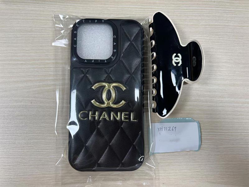 1787191089419526.jpg iPhone 16 Pro 携帯 ケース シャネル風黒菱格 金ロゴ装飾付き