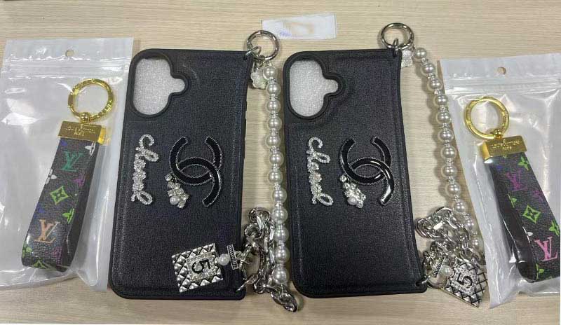 1787212884620085.jpg iPhone 16 ケース シャネル風黒 パールチェーン装飾付き、キーホルダー無料