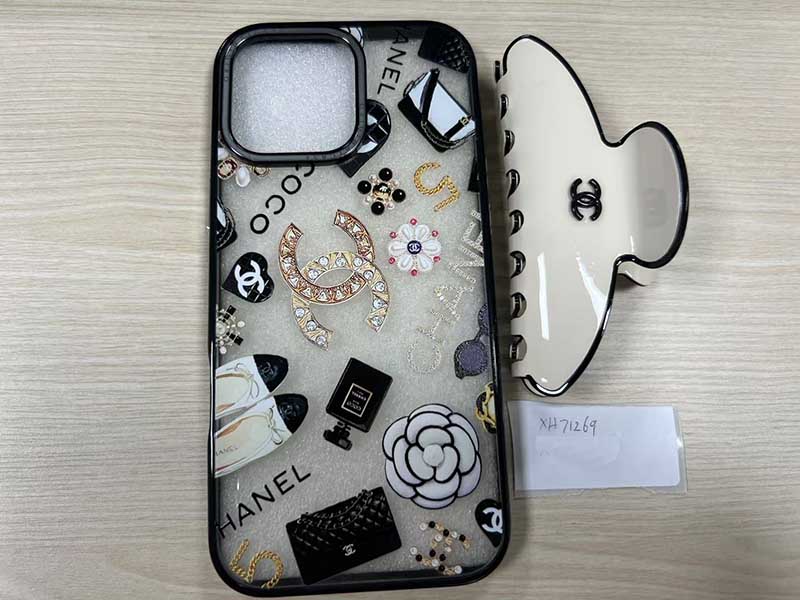 1787213455251292.jpg iPhone 16 Pro Max ケース シャネル風クリアケースカメリア雑貨柄プリント付き