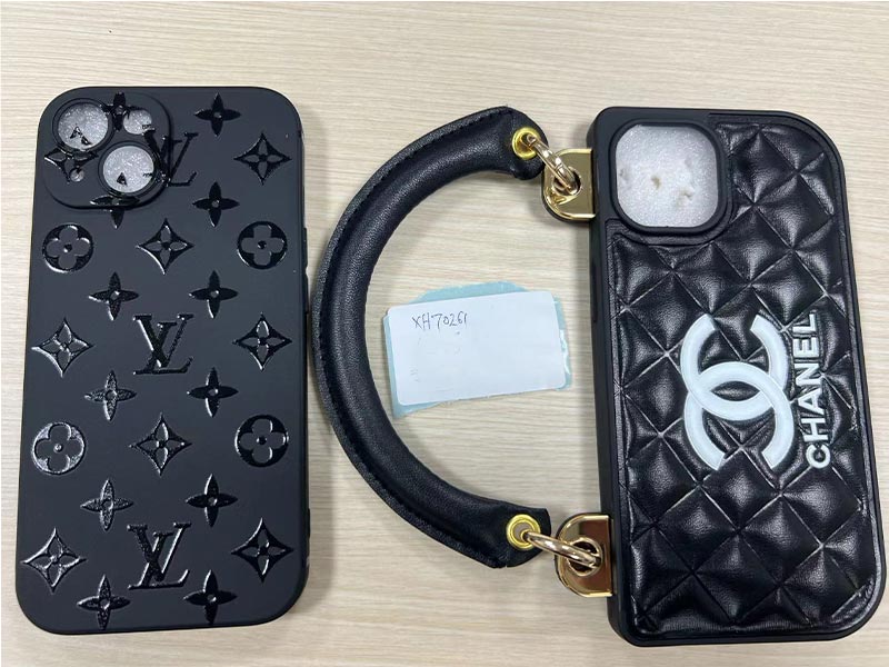 iPhone15 ケース シャネル風黒菱格 PU レザーハンドル付き