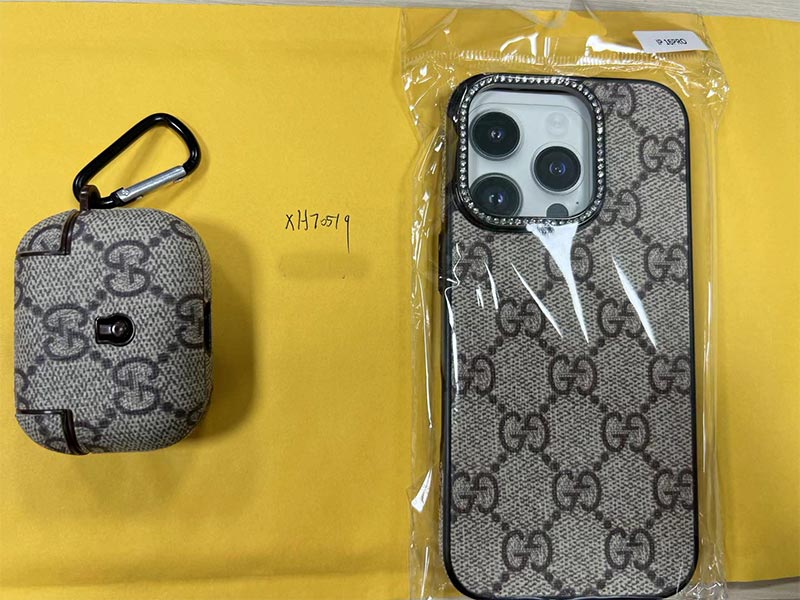 1787265031728625.jpg iPhone 16 Pro ケース グッチ風 ベージュレザー調 レンズ周りラインストーン付き、イヤホンケース無料
