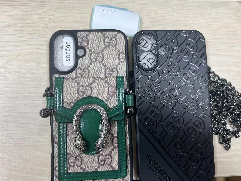 1787270504674894.jpg iPhone 16 Plus ケース グッチ風 緑レザー調 カード収納付き、落下防止、バーバリー風ケース無料プレゼント