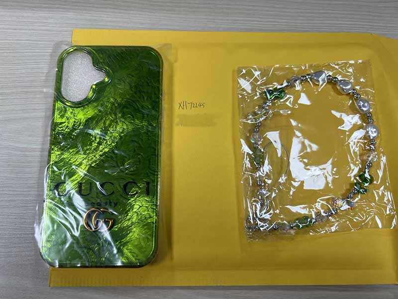 1787272175463161.jpg iPhone ケース グッチ風 メタリックグリーン GG 柄 光沢仕上げ、ビーズブレスレット無料