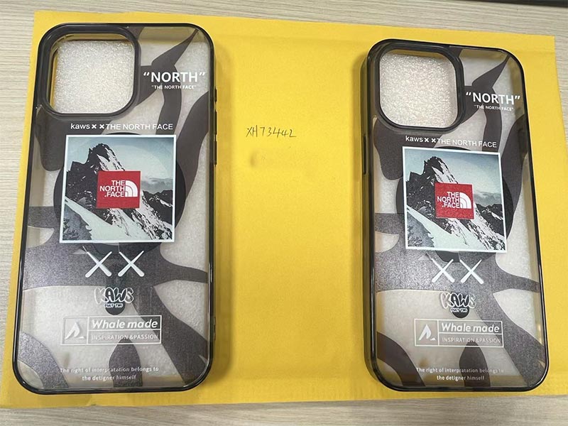 iPhone 15Pro Max スマホケース ザノースフェイス ×KAWS 風スモーククリアコラボ柄プリントアウトドア