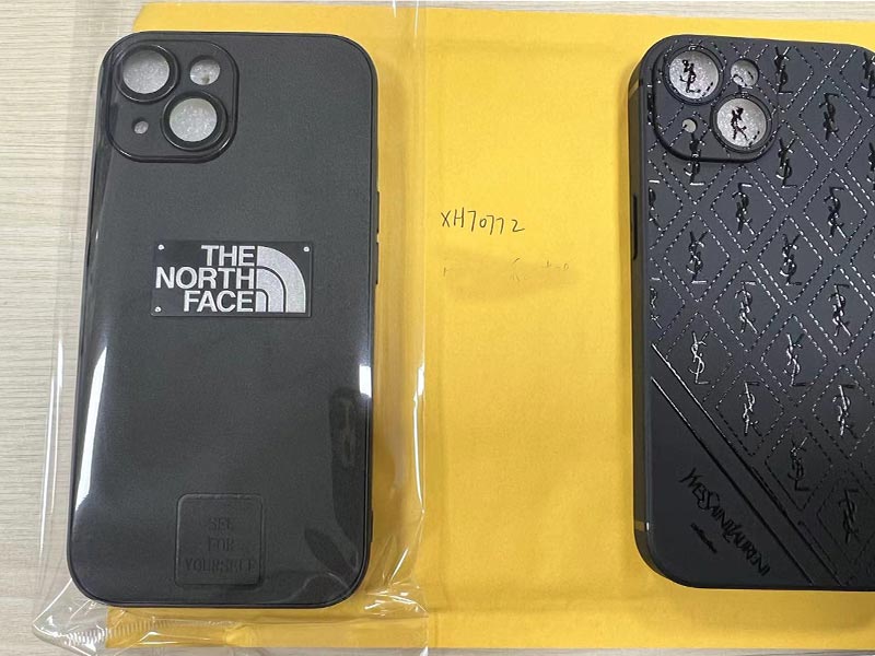 iPhone15 ケース ザノースフェイス風ブラック光沢素材四角ロゴプリント