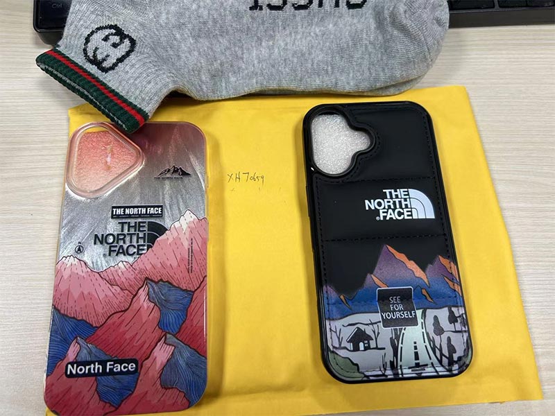 iPhone16 ケース ザノースフェイス風ダウン風山野風景イラストケース