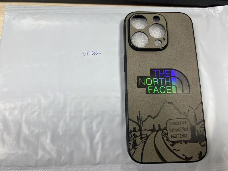 iPhone16 Pro ケース ザノースフェイス風カーキホログラムロゴ砂漠風景