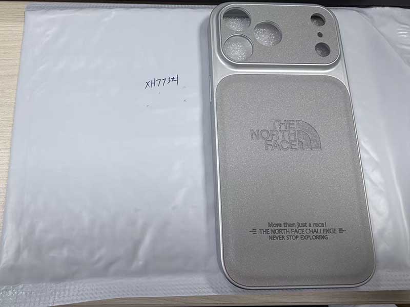 iPhone17 Pro Max ケース ザノースフェイス風シルバーレザー調エンボスロゴケース