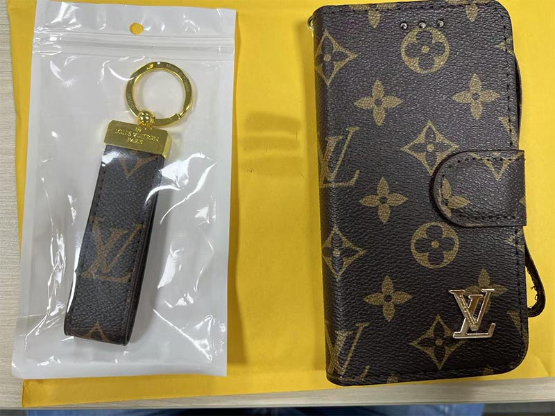 1787325586902266.jpg iPhone12 Mini 手帳型ケース LV 風ブラウン総柄レザー調金属ロゴストラップ付き
