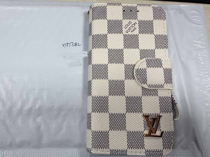 1787325629499180.jpg iPhone12 Mini 手帳型ケース LV 風白黒チェッカー柄 ストラップ付き 女性向け