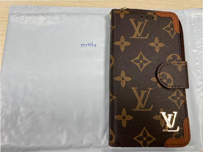 iPhone15 Pro 手帳型ケース LV 風ブラウン総柄角補強金属ロゴストラップ付き