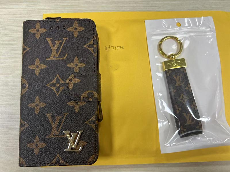 1787351256373716.jpg iPhone16 Pro 手帳型ケース LV 風ブラウン総柄 ストラップ付き