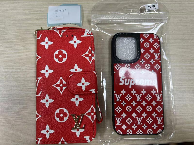 1787351528929518.jpg iPhone16 手帳型ケース ルイ・ヴィトン 風レッド総柄金属ロゴストラップ付き