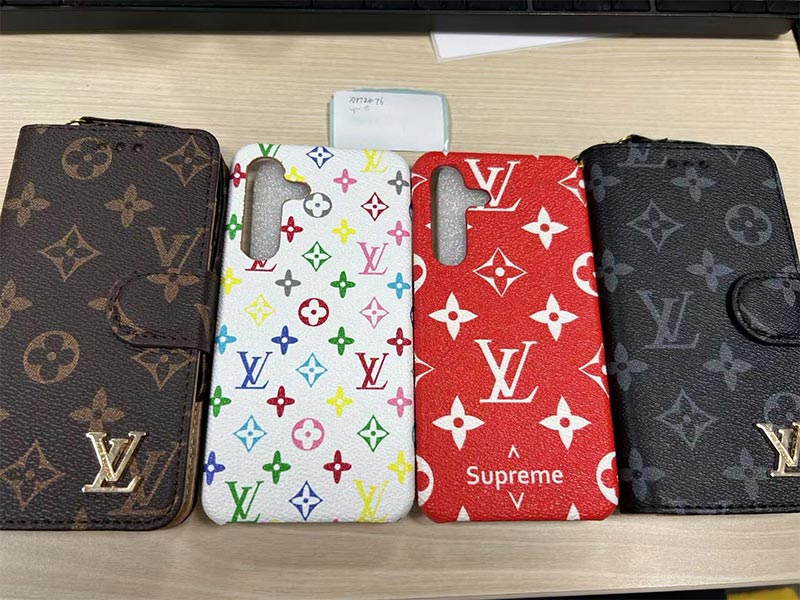 1787352114295271.jpg iPhone17 手帳型ケース LV 風 4 カラーマルチカラー・茶・赤・黒 総柄レザー調 ストラップ付き