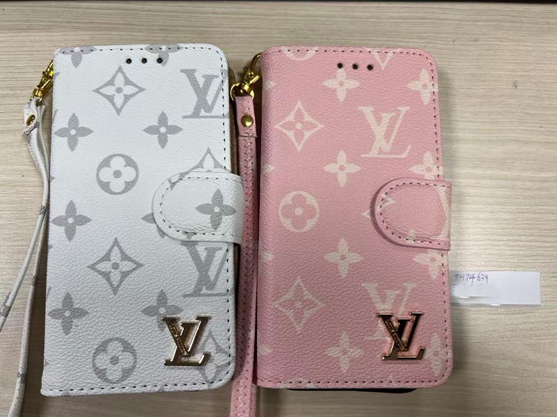 1787352266569622.jpg iPhone17 手帳型 ケース LV 風白ピンク 2 色総柄金属ロゴストラップ付き