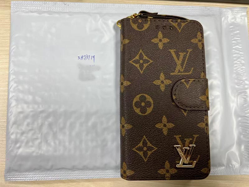 1787364069899892.jpg iPhone16 手帳型ケース ルイ・ヴィトン 風ブラウン総柄 マグネット留め具 ストラップ付き