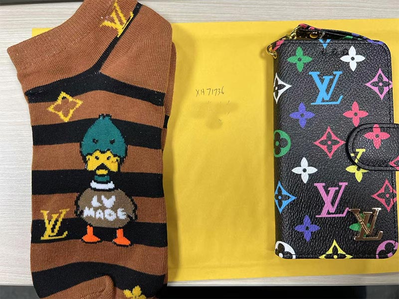 1787364482680510.jpg iPhone SE2 手帳型ケース LV 風黒カラフル総柄金属ロゴストラップ付き、ソックス無料