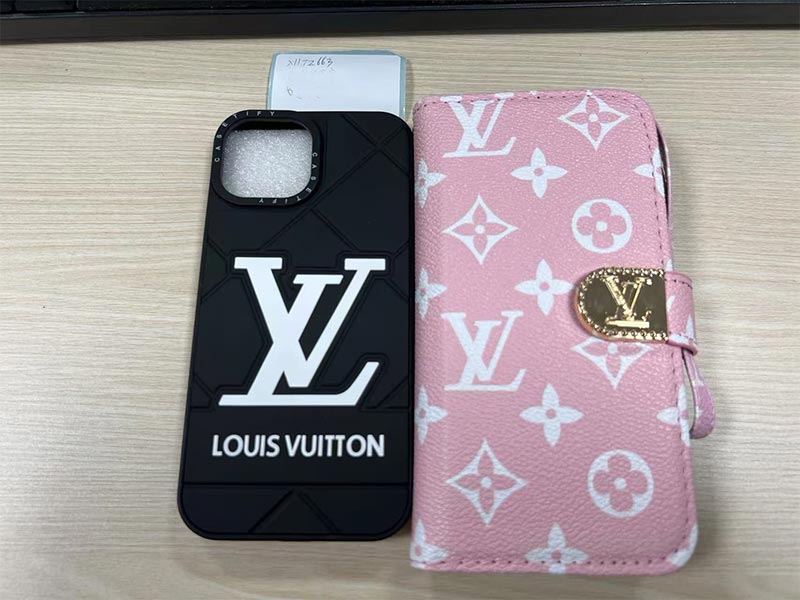 1787364791623749.jpg iPhone15 手帳型ケース LV 風ピンク総柄金具ロック