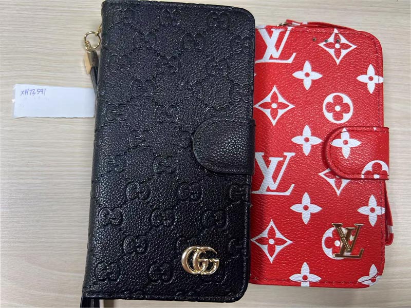 1787364964328218.jpg iPhone16 手帳型ケース LV 風レッド総柄金属ロゴ