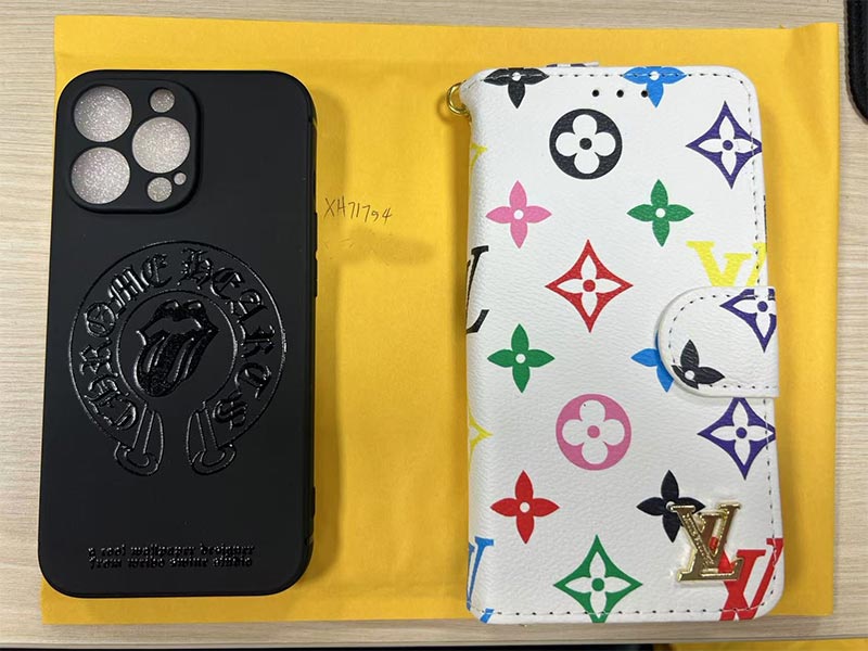 1787365080401425.jpg iPhone13 Pro 手帳型ケース LV 風白地カラフル総柄マグネット留め具 ストラップ付き