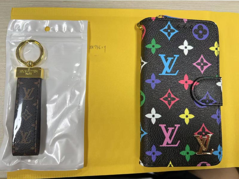 iPhone12 手帳型ケース ルイ・ヴィトン風 黒地カラフル総柄 ストラップ付き