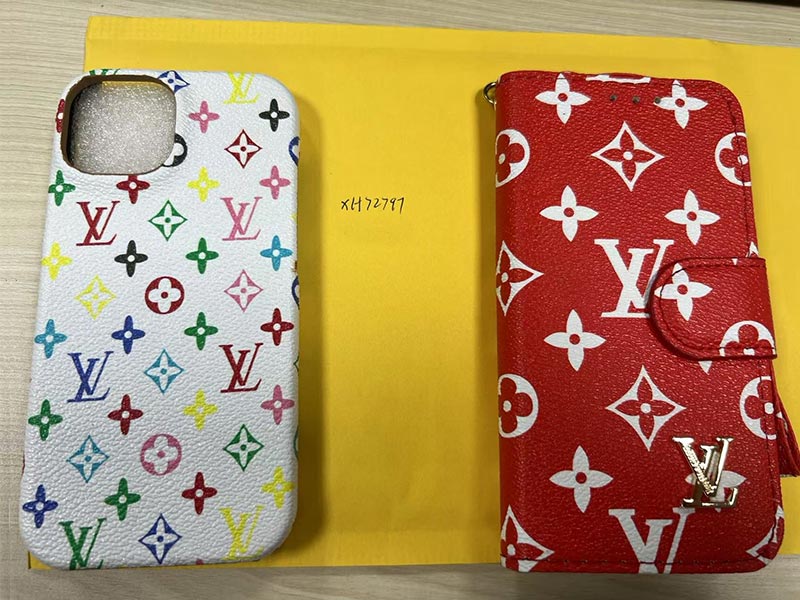 iPhone15 手帳型 携帯 ケース LV 風レッド地白総柄 金属ロゴ ストラップ付き