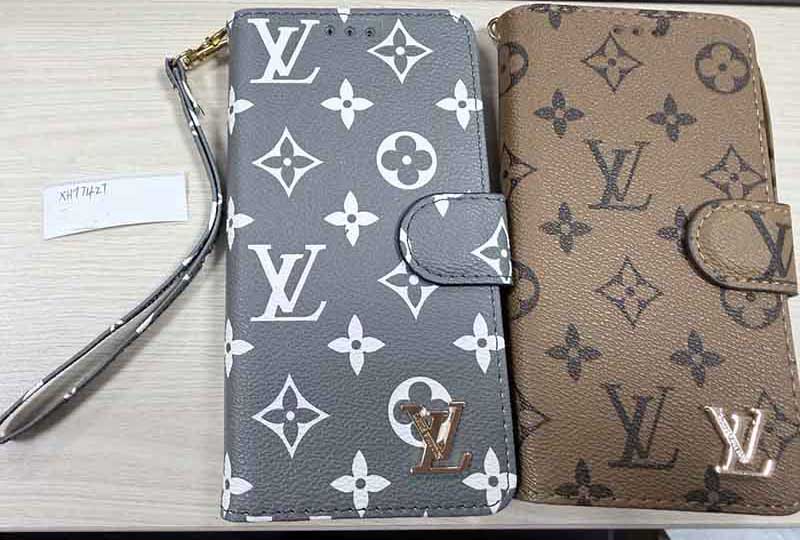 iPhone16 Pro Max 手帳型ケース LV 風。グレー地白モノグラムとカーキブラウン地モノグラム、金属 LV ロゴ付きマグネットタイプストラップ付き。