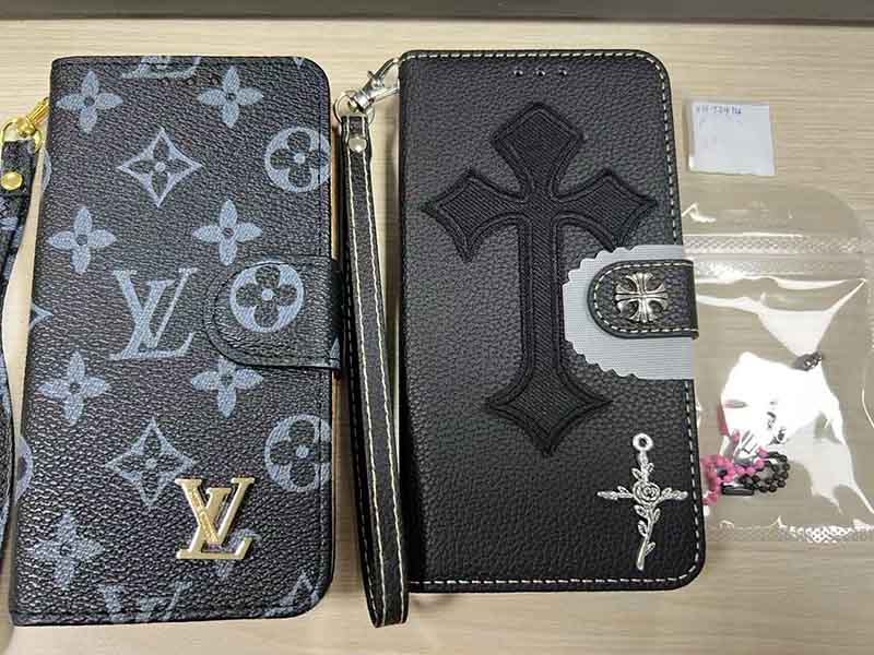 iPhone15 手帳型ケースクロムハーツ風刺繍クロスメタルチャーム付き