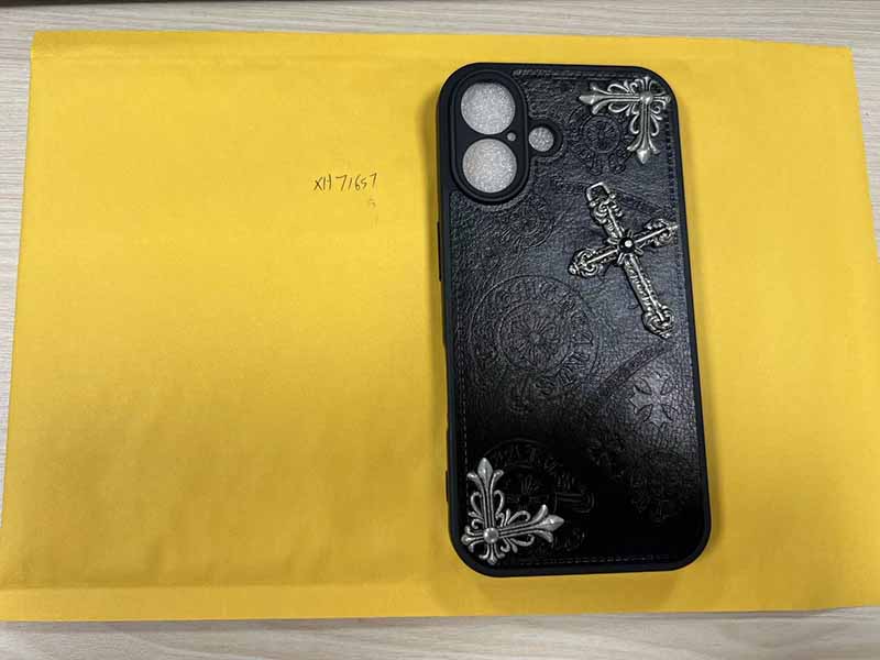 1787444317755989.jpg iPhone16 ケースクロムハーツ風黒エンボスレザー調シルバーメタルクロス