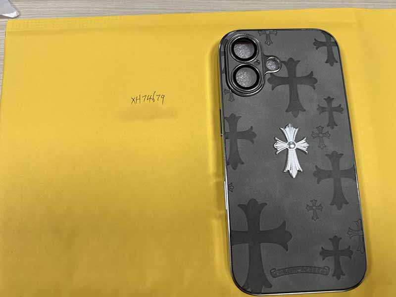 1787444572649935.jpg iPhone17 ケースクロムハーツ風グレー地クロス総柄シルバーメタルクロス