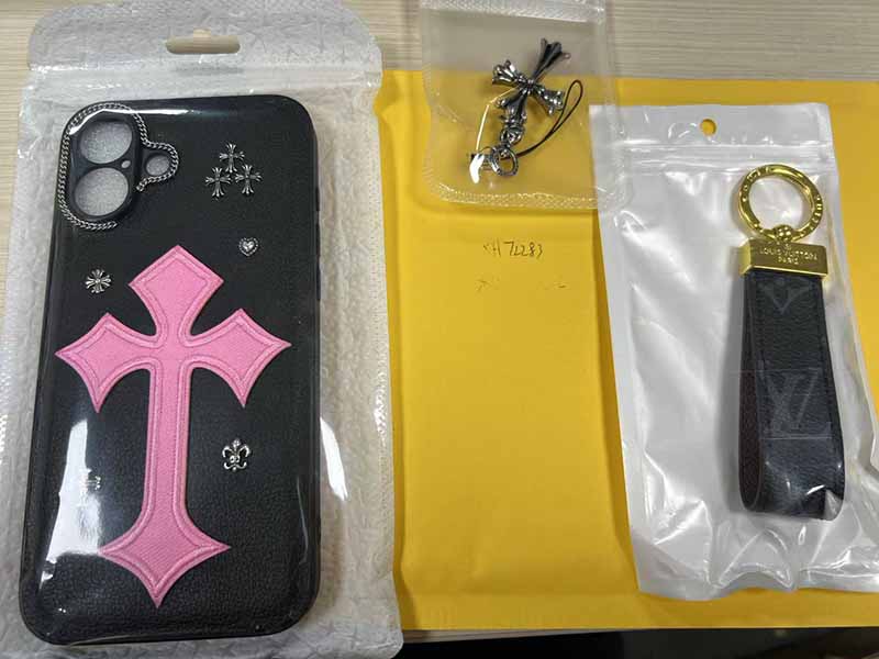 1787444723643385.jpg iPhone16 Plus ケースクロムハーツ風黒 ピンク刺繍クロス装飾