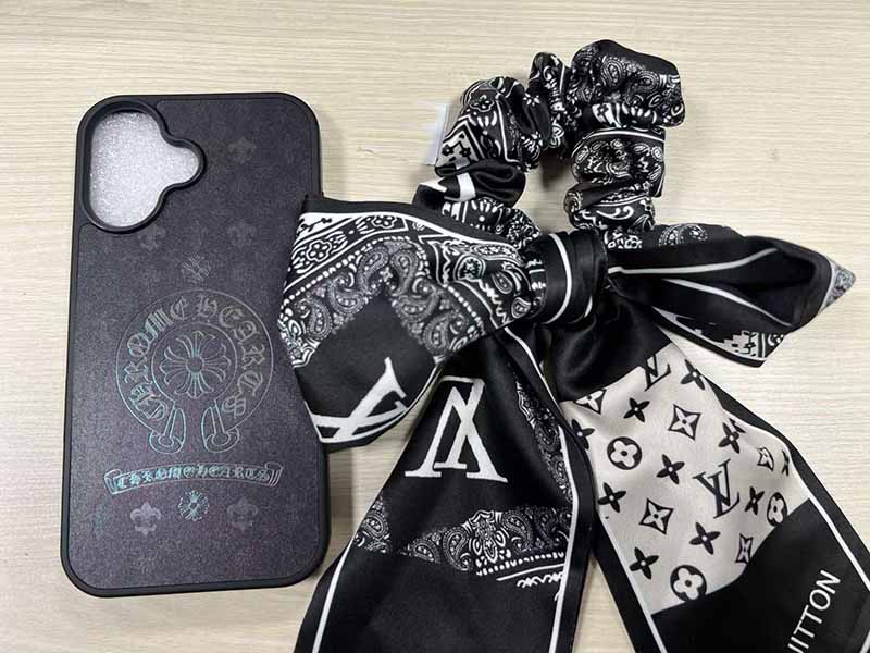 1787449063575320.jpg iPhone16 カバー クロムハーツ風黒 シルバー箔押しホースシュー、スカーフシュシュ無料