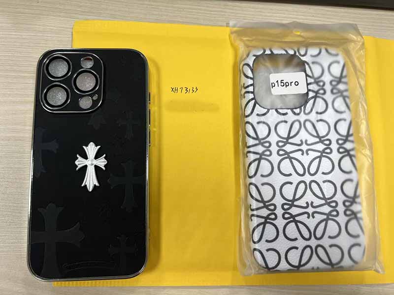 1787449373202221.jpg iPhone15 Pro ケースクロムハーツ風黒地ホワイト立体クロスメッキフレーム