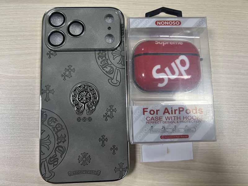 1787449466502906.jpg iPhone17 Pro Max 携帯 ケース クロムハーツ風グレーレザー調立体メタルホースシュー、イヤホンケース無料