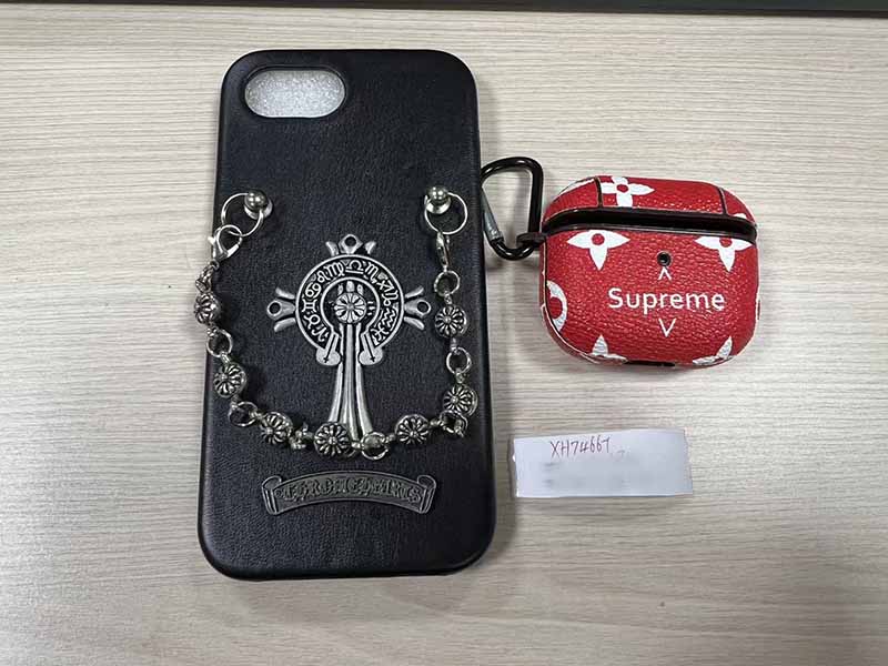 1787449592232918.jpg iPhone16e スマホケースクロムハーツ風黒レザー調メタルチェーン
