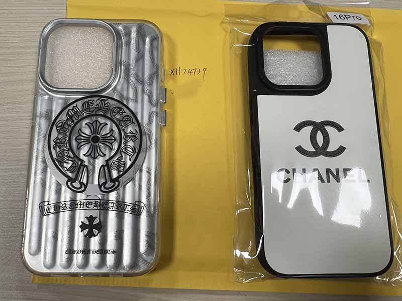 1787449696589245.jpg iPhone15 Pro ケースクロムハーツ風シルバー縦ラインホースシュープリント