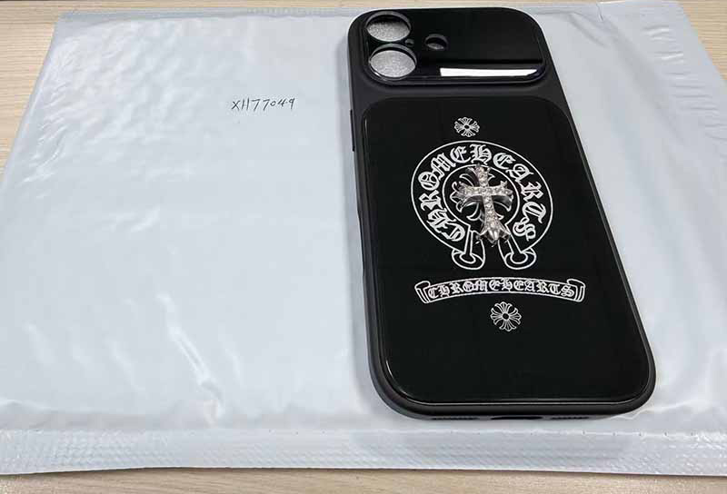 1787449799480524.jpg iPhone17 ケースクロムハーツ風光沢黒ラインストーンクロスレンズカバー