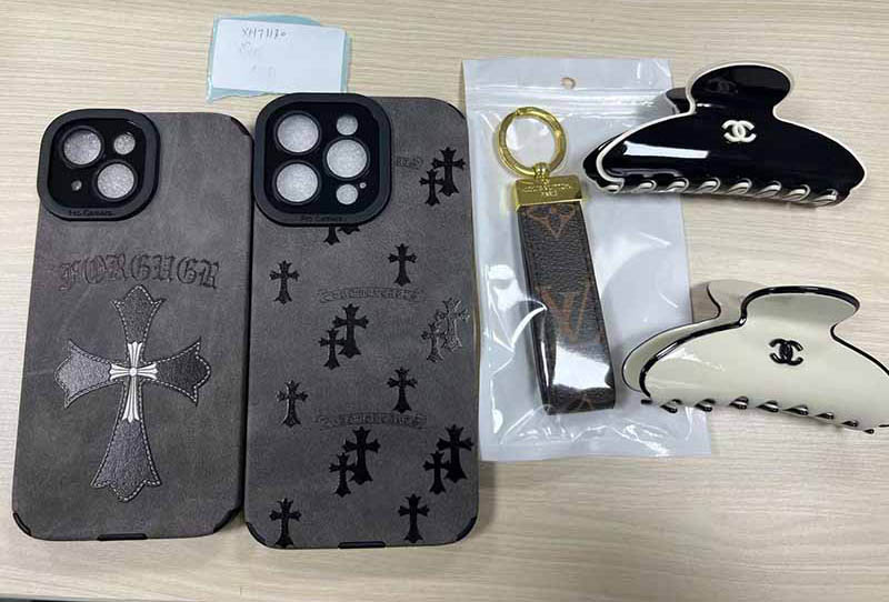 1787449954577446.jpg iPhone15 ケースクロムハーツ風グレー 立体クロス、ヘアクリップ無料