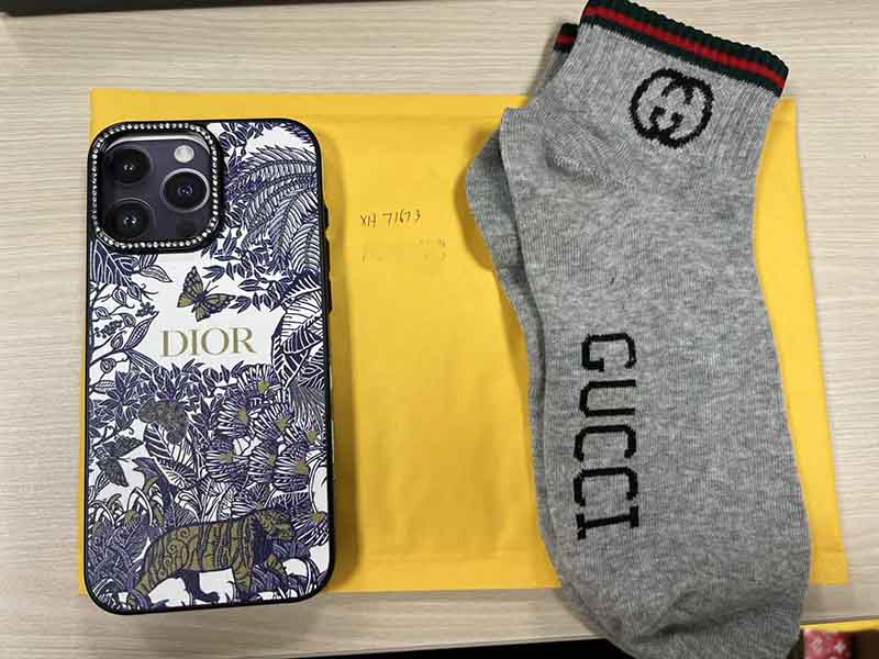 1787453406719395.jpg iPhone16 Pro Max ケースディオール風ジャングル柄レンズラインストーン、ソックス無料プレゼント