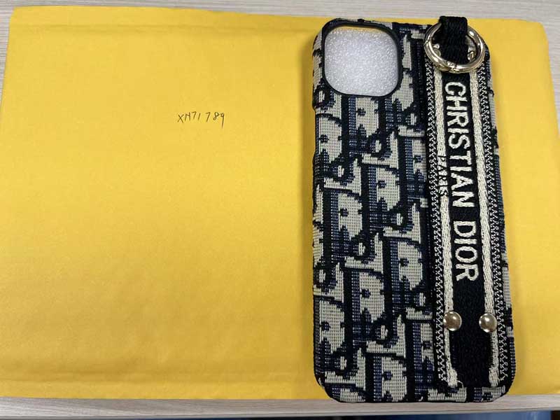 iPhone15 Plus ケースディオール風生地柄リストストラップメタルリング付き