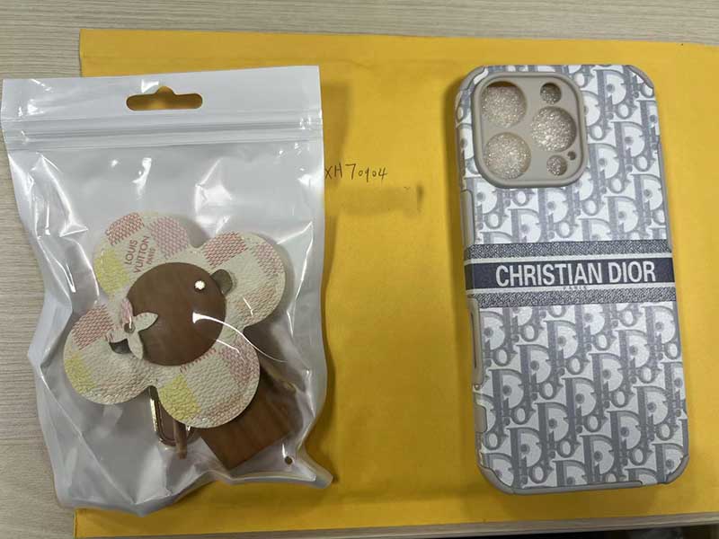iPhone16 Pro ケース ディオール風グレーモノグラムロゴテープ付き、キーホルダー無料