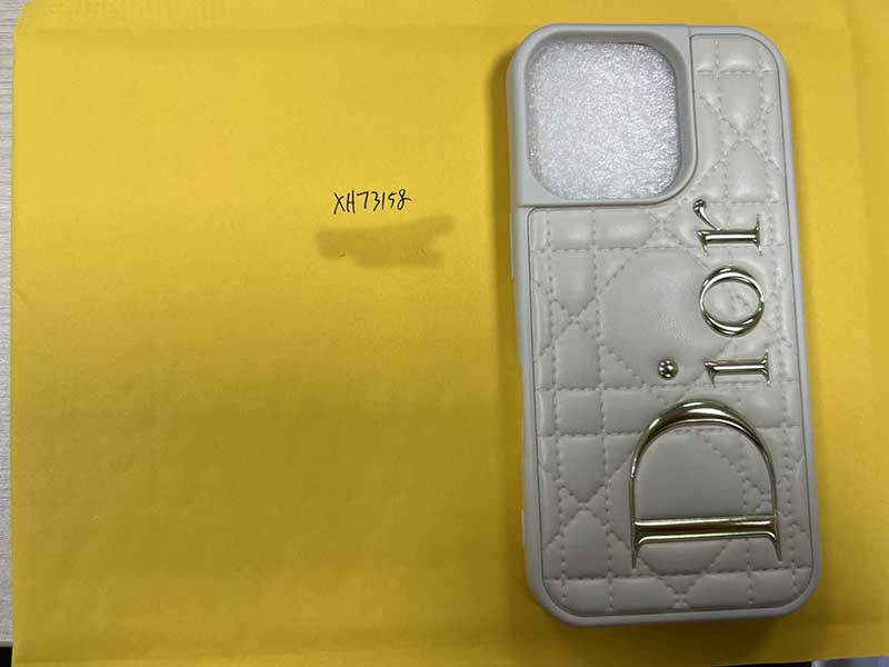 iPhone16 Pro 携帯 ケース ディオール風オフホワイトキルティングメタルロゴ付き